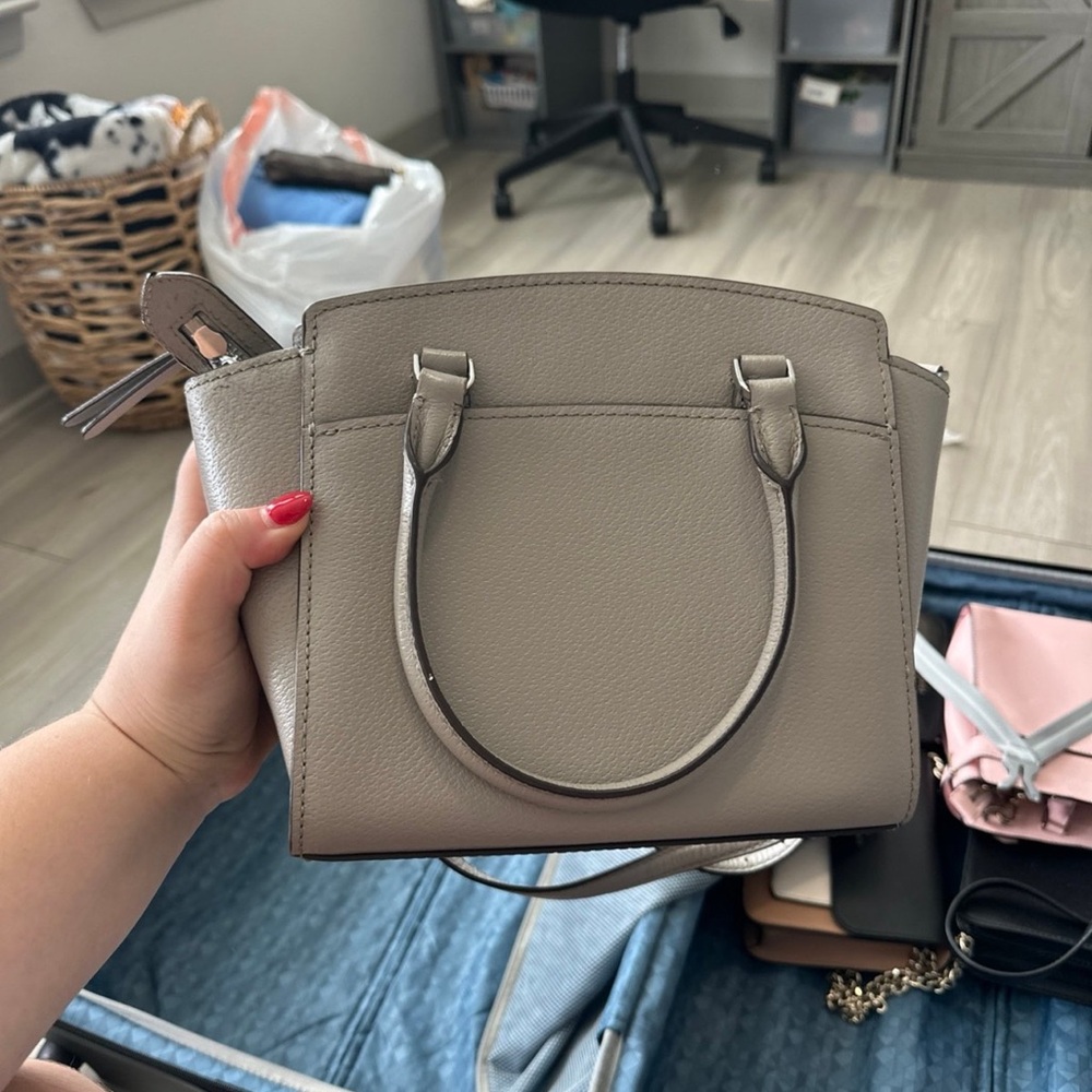 Elegant Cream Handbag - Picture 2 of 3